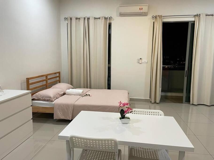 D13a, Cyberjaya, Netflix, Wifi, Free Parking, Balcony, 2013 Apartment *