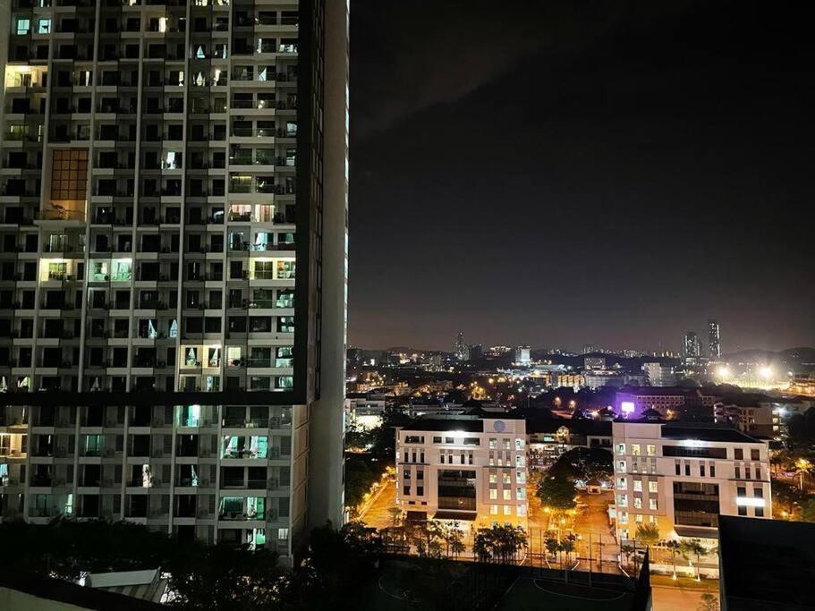 D13a, Cyberjaya, Netflix, Wifi, Free Parking, Balcony, 2013